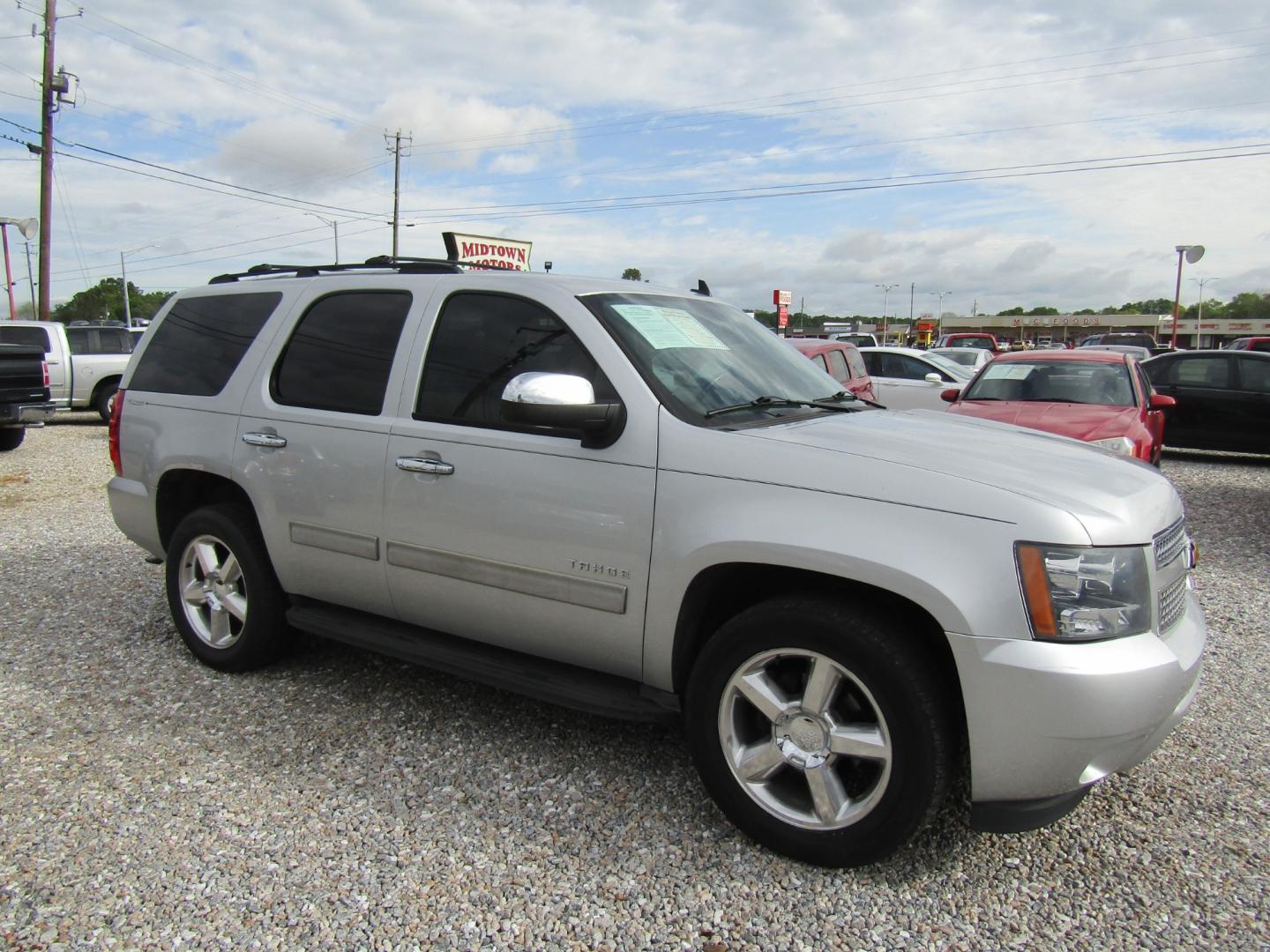 2013 Silver /Gray Chevrolet Tahoe (1GNSCBE04DR) with an V8 engine, Automatic transmission, located at 15016 S Hwy 231, Midland City, AL, 36350, (334) 983-3001, 31.306210, -85.495277 - Photo#0